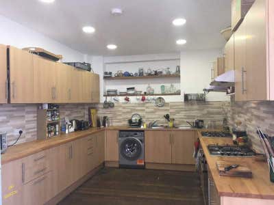 Room in a very sunny and  tidy warehouse Main Photo