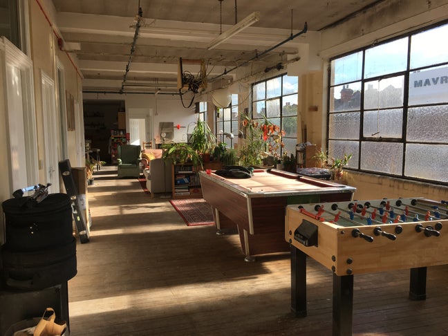 Room in a very sunny and  tidy warehouse Main Photo