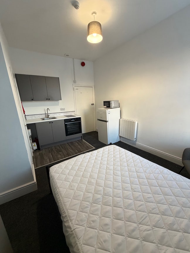 Large Studio Room available for rent Main Photo