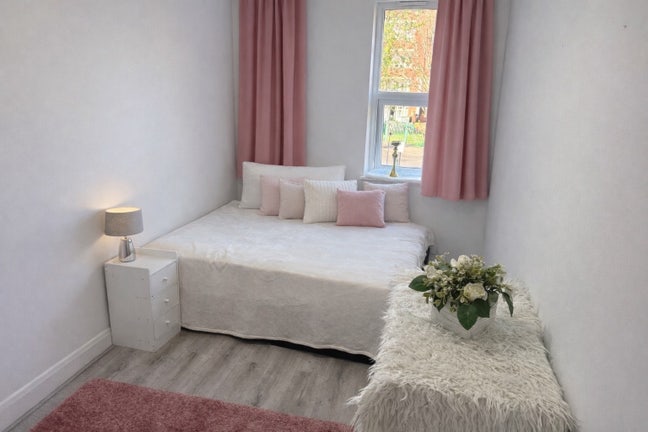 Stylish Double Room ( Bills Included)  Main Photo