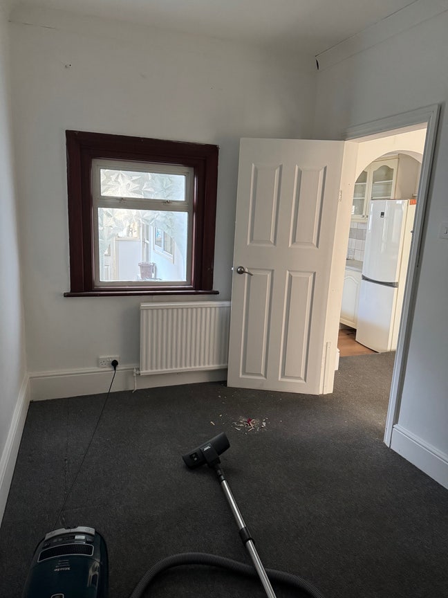 Semi double room for single female  Main Photo