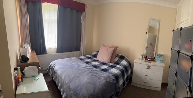 Room for a Lady Main Photo