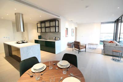 Luxury 2Bed 2Bath w/ Balcony | Canary Wharf E14 Main Photo