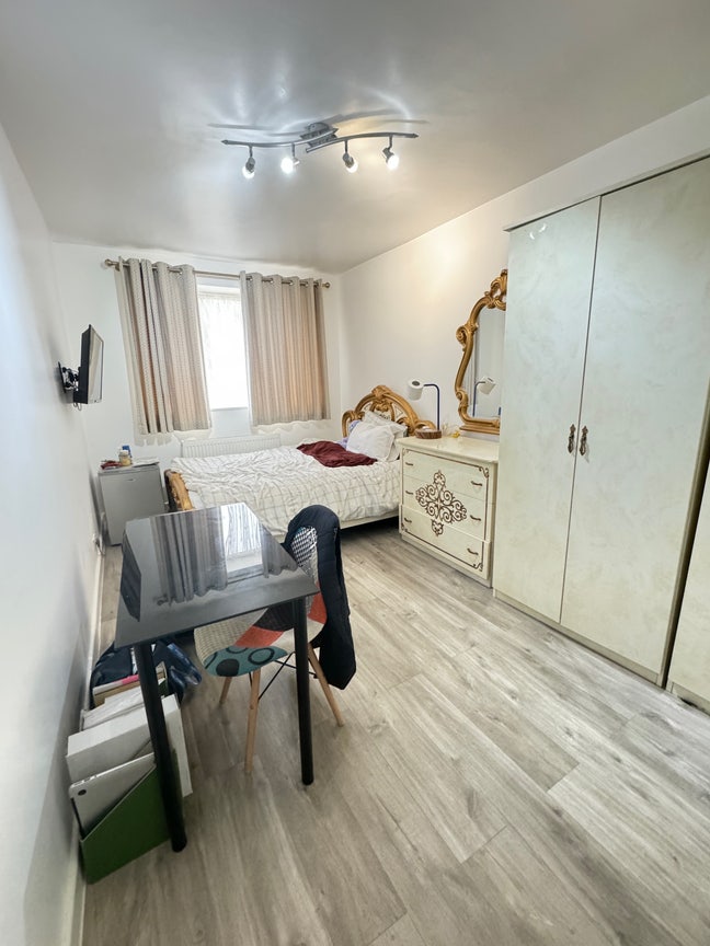 5 min from Bermonsey tube station/ newly renovated Main Photo