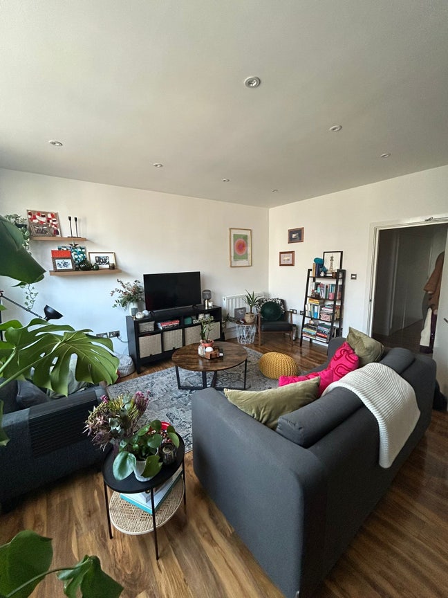 Lovely double room and bathroom in spacious flat Main Photo