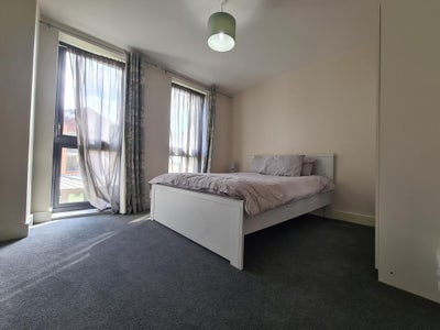 Colindale Double Room with Bathroom  Main Photo