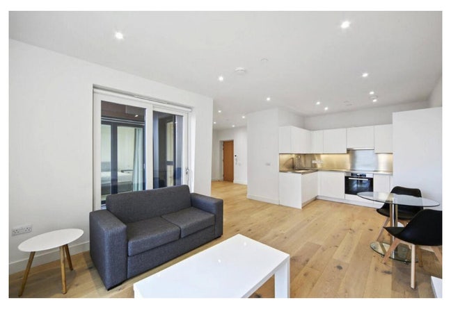 Spacious Double Room | Short Let | Hayes Main Photo