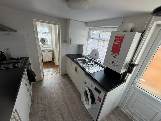 1 bedroom flat + reception with bills included Main Photo