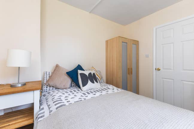 Budget Room in Roehampton Available End of April Main Photo