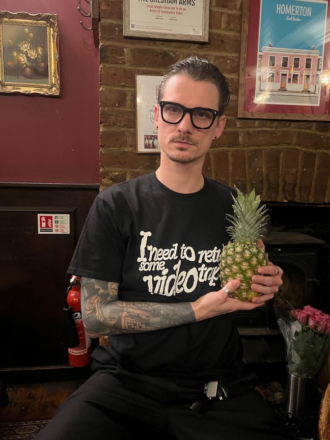 Professional looking for room to rent in Hackney Main Photo