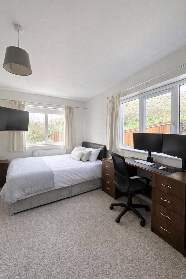 Room Available In 11 Bedroom Property Main Photo