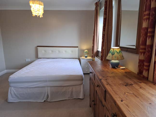   HatfieldGV, large ensuite.30yrs+,  f/t  employed Main Photo