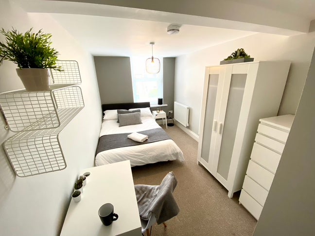 Modern Double En Suite Room in Heaton Main Photo