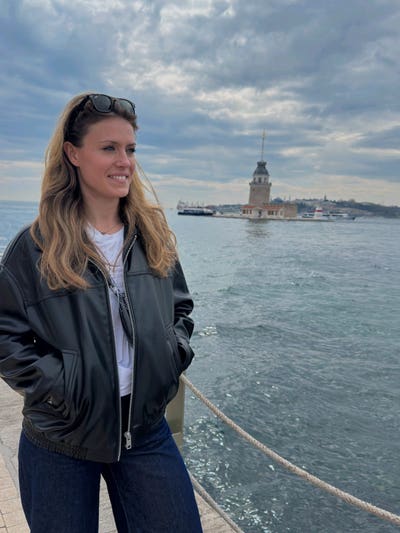 Hi everyone! I’m a 31-year-old Office Manag... Main Photo