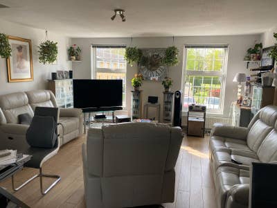 Double Room in a Truly lovely Town House Main Photo