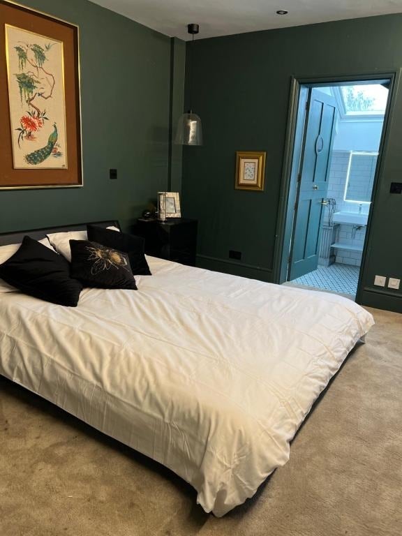 Ensuit Master bedroom  Main Photo