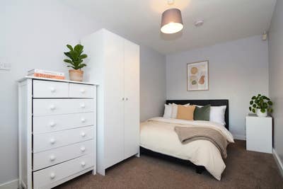 1 Large Room All Bills Included! Main Photo