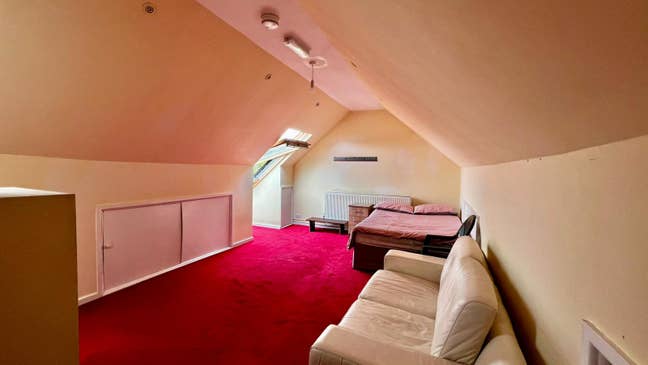 UC/DSS - Private Attic Room! Women's Main Photo