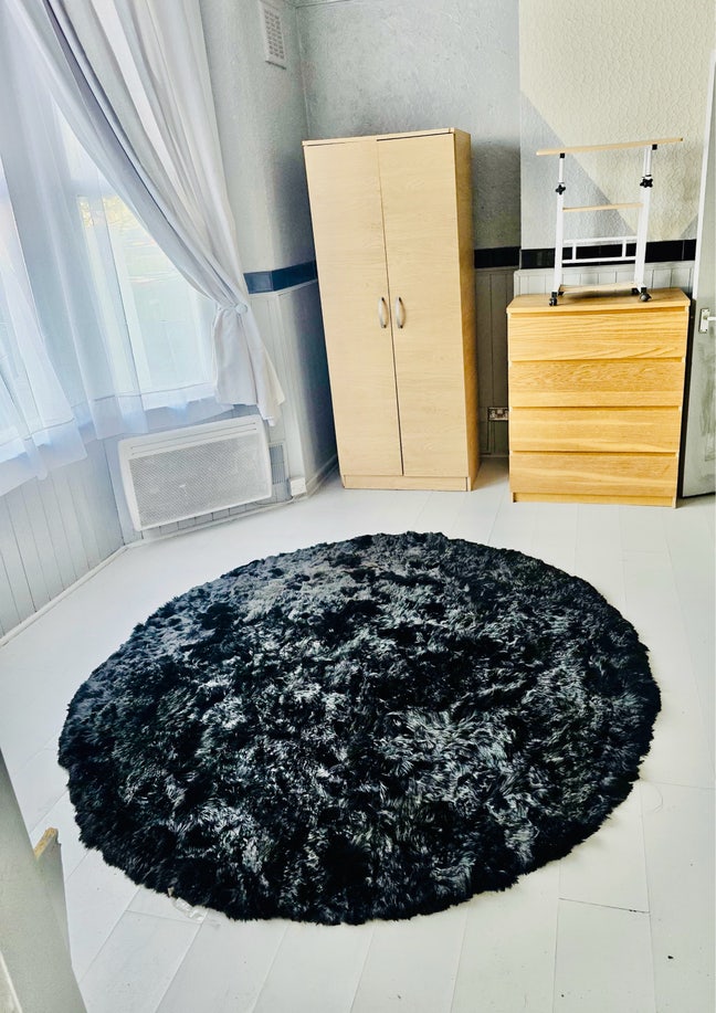  studio flat close to shops buses underground  Main Photo