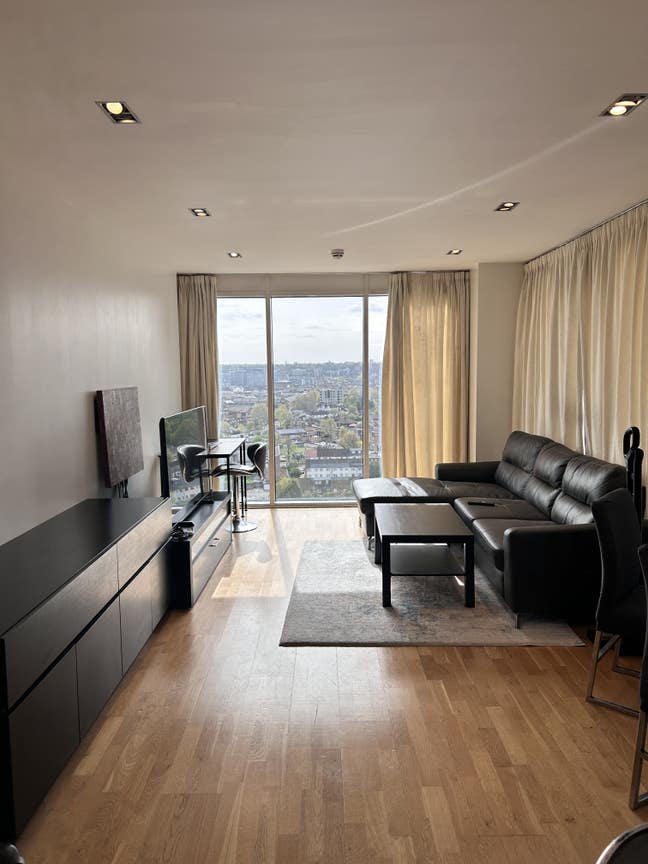 Spacious Double Room with Ensuite in Modern Canary Main Photo