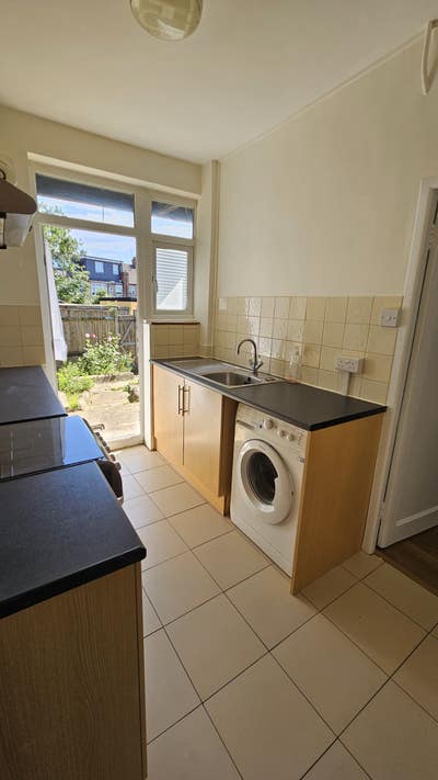 Large 2 Bedroom Ground Floor Garden Flat Main Photo