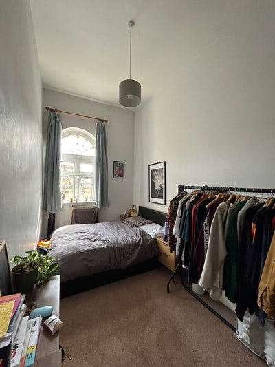 Double room in spacious flat Main Photo