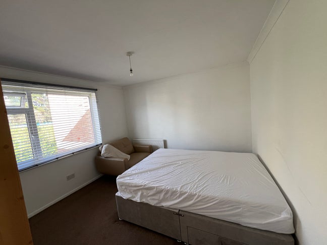 2 Spacious Double Rooms Available – Close to Town Main Photo