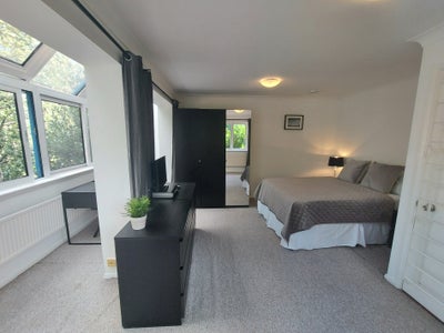 Double Room En-Suite - Canada Water Main Photo