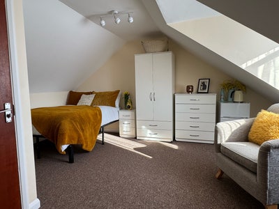 Large Double, Ensuite near Ashford International  Main Photo