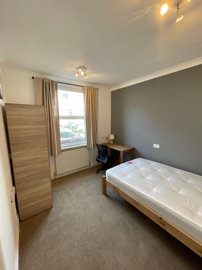 Double Room in Spacious Modern House  Main Photo