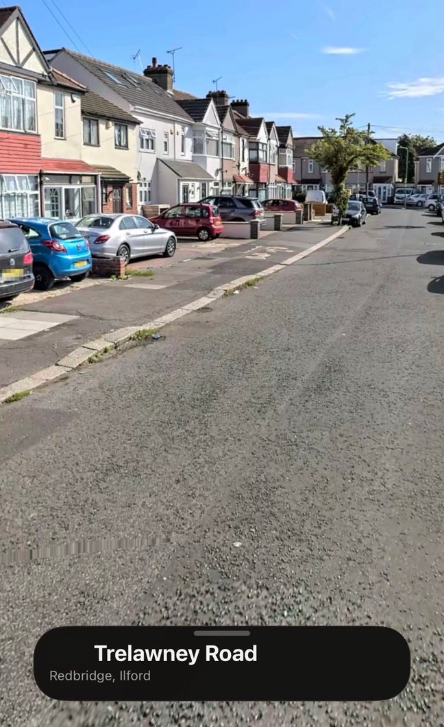 ANNEX / En-suite Close to Hainault Station  Main Photo