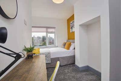 Bright Double Room | Great Location | Bills Inc Main Photo