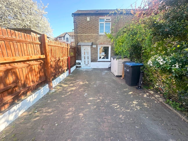 ***Three Bedroom House to Rent, N13*** Main Photo