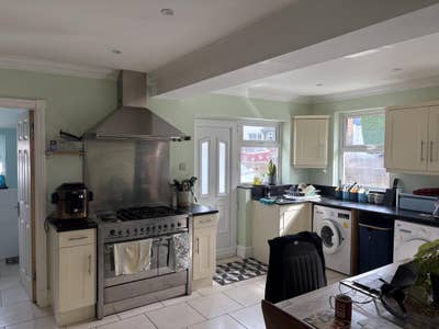 Beautiful double en suit room offered in Parkstone Main Photo