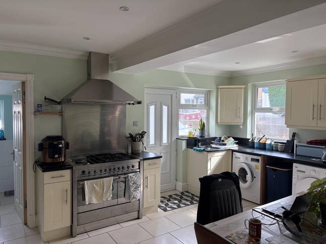 Beautiful double en suit room offered in Parkstone Main Photo