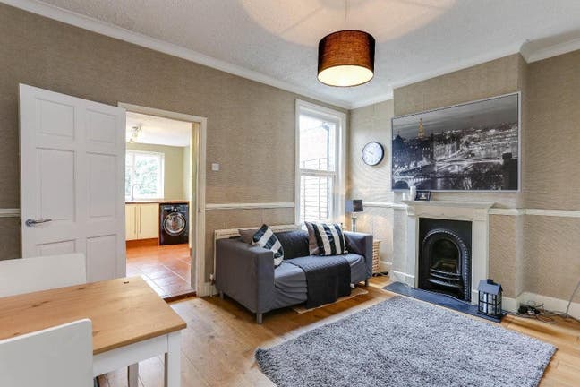 4 bed house with livingroom, garden + big Kitchen Main Photo