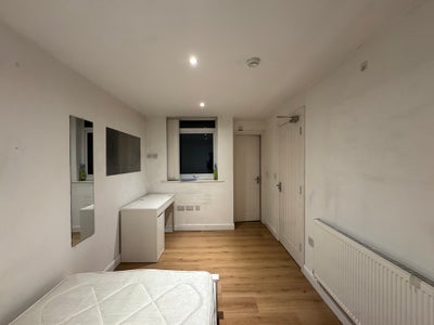 Double en-suite room in L6, bills included!  Main Photo