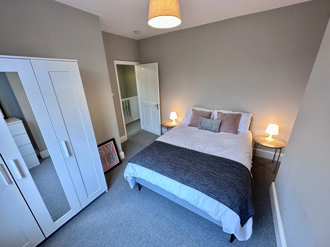 **Large Bright Double Garden Facing Room** Main Photo