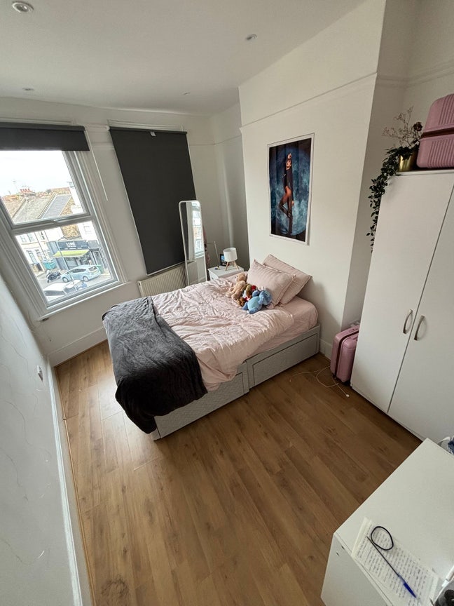 Tenancy Takeover - 2 rooms available in Willesden Main Photo