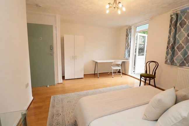 Beautiful and Spacious Rooms in Canary Wharf Area Main Photo