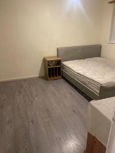 3-bed house available to rent in Dagenham, RM10 Main Photo