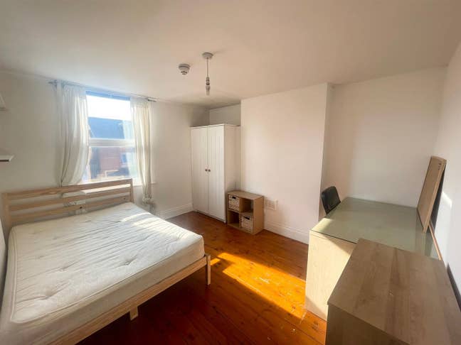 18 Bute Avenue - Room available to rent Main Photo