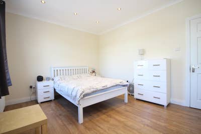 🏡 Fantastic Doubles (X3) in Modern House - HA9 Main Photo