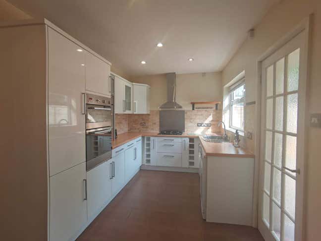 Double bedroom in shared house /parking  Main Photo