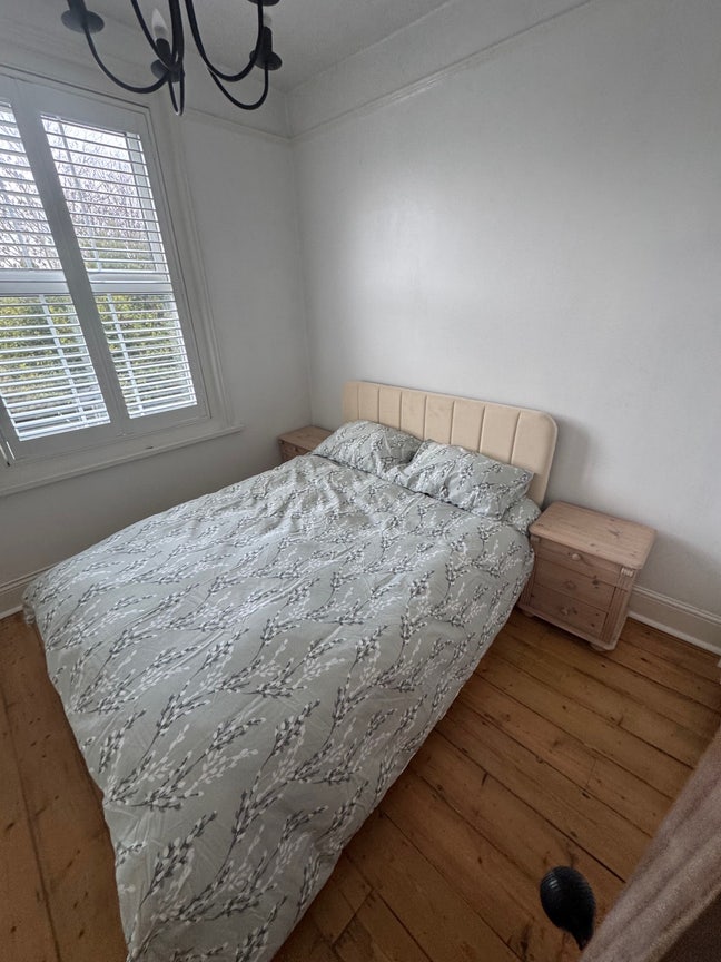 Room in my Newport home Main Photo