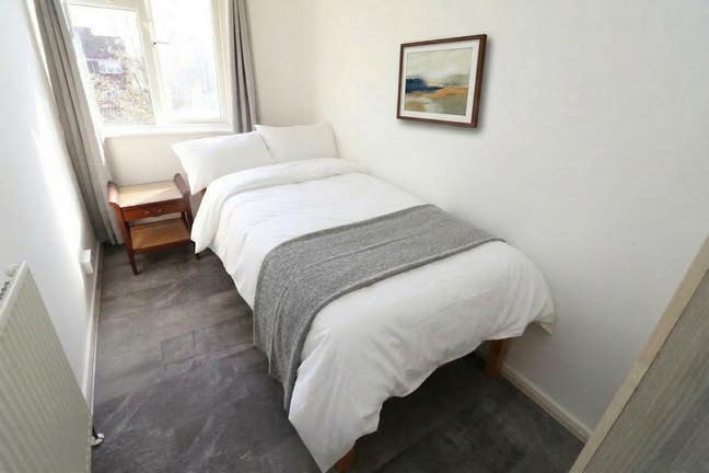 Walking Distance from Central Line Move in Asap!! Main Photo