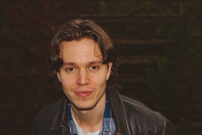 I’m a 23 year old singer who’s moving to ... Main Photo