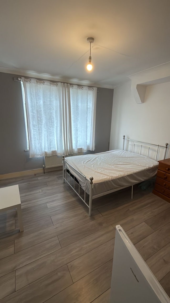 Spacious large double bedroom Main Photo