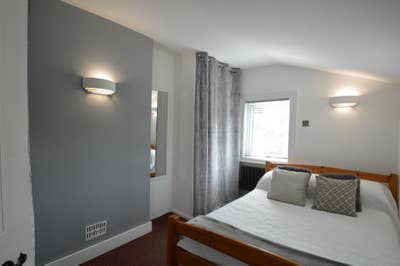 Graduate House 10 min walk into Town  Main Photo