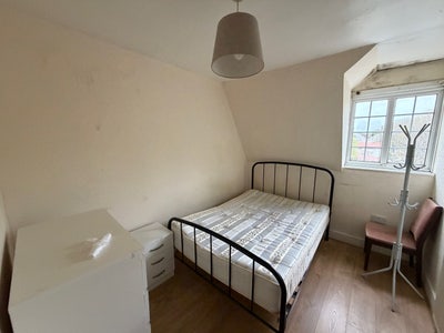 2 Rooms available, sharing same bathroom  Main Photo